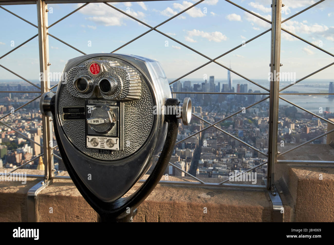 Il visualizzatore di torre pay per view binocolo in cima all'Empire State Building di New York City STATI UNITI D'AMERICA Foto Stock