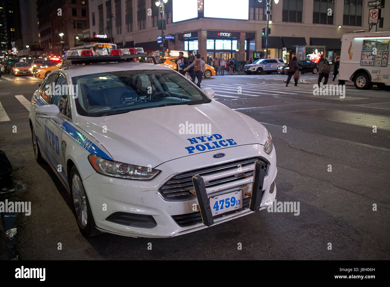 Nypd ford fusion incrociatore della polizia parcheggiato sulla strada di notte New York City USA Foto Stock