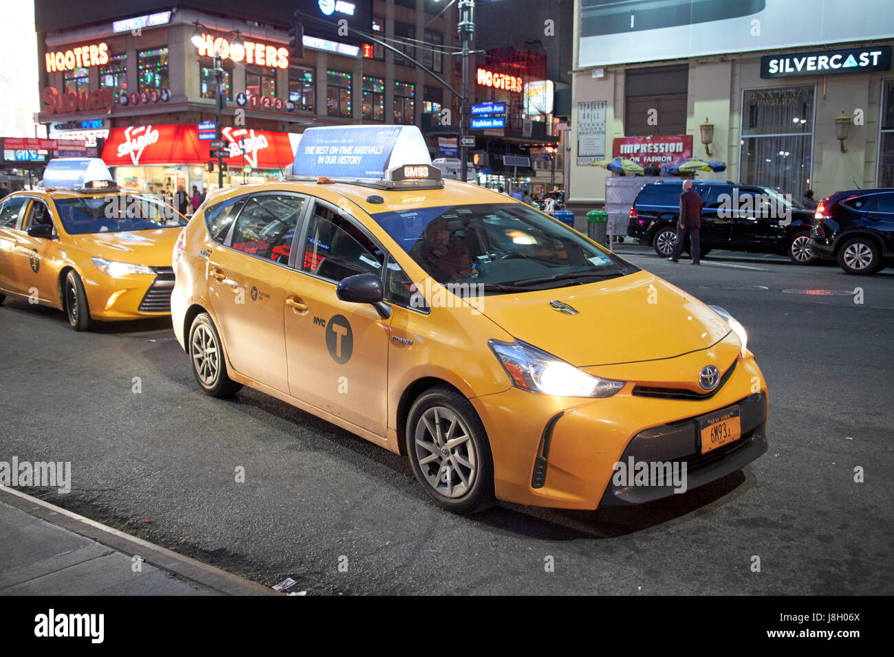 Toyota Prius ibrida v New York City yellow cab in notturna a midtown USA Foto Stock