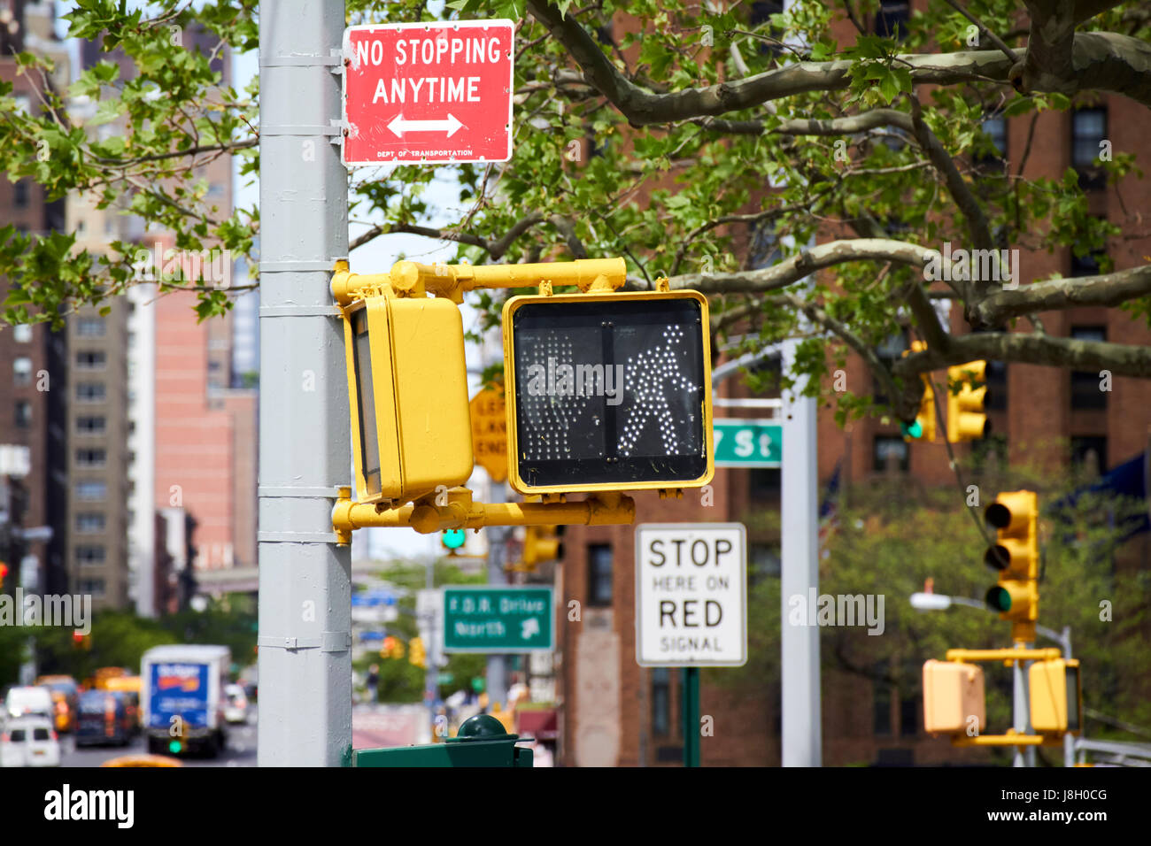 Led bianco passeggiata pedonale segno sulla città di New York street segni USA Foto Stock