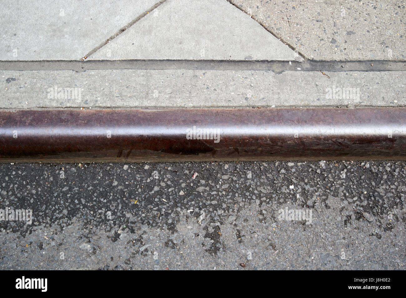 Cordolo di metallo sul bordo di una strada di città New York City USA Foto Stock