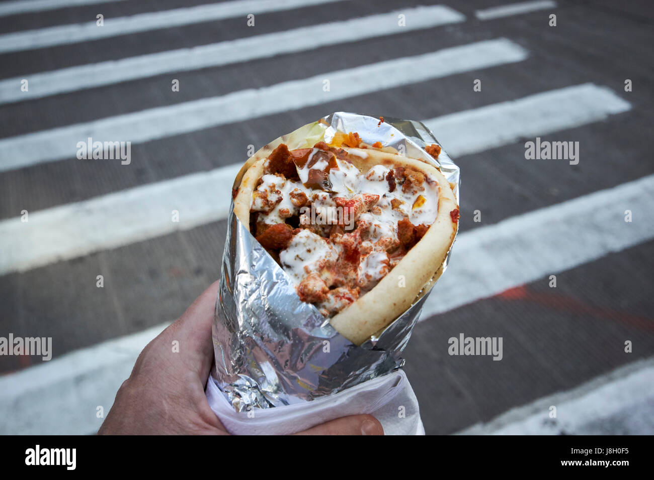 Pranzo in viaggio agnello kebab gyro downtown New York City USA Foto Stock