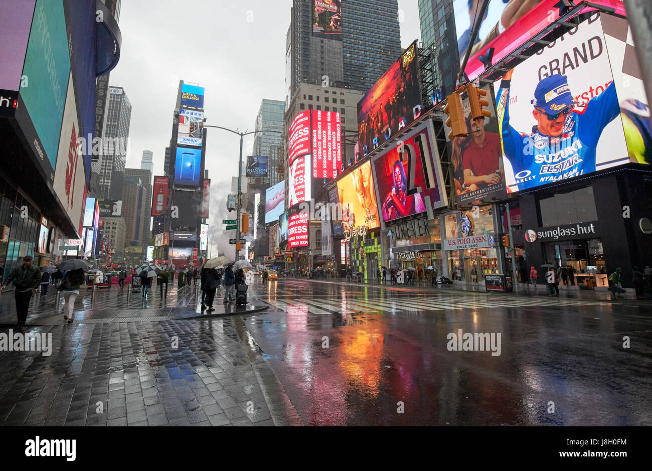 Wet rainy quiet times square su un nuvoloso giorno New York City USA Foto Stock