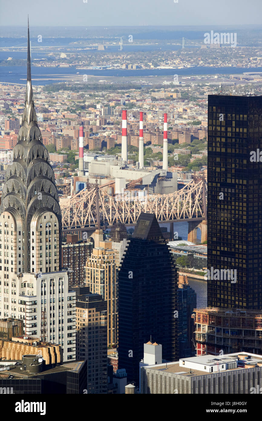 Vista nord est su midtown guardando verso il robert f kennedy bridge in astoria con Chrysler building trump tower mondiale in primo piano nuovo Yo Foto Stock