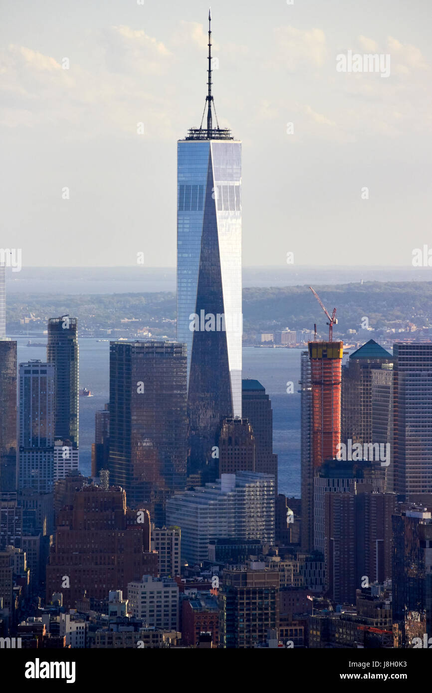 Vista della parte inferiore di Manhattan con one world trade center tower e il quartiere finanziario skyline di New York City STATI UNITI D'AMERICA Foto Stock