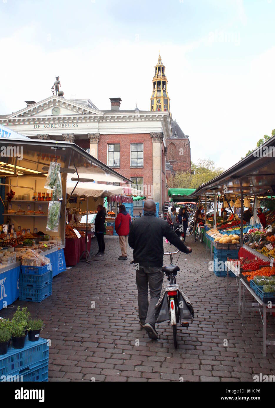 Giorno di mercato sulla grande Vismarkt medievale square, città di Groningen nei Paesi Bassi. In background Korenbeurs & Der Aa Kerk (Aa) della chiesa Foto Stock