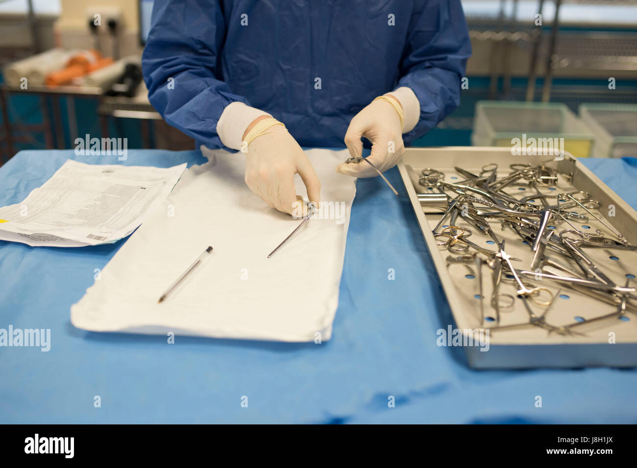Gli strumenti chirurgici vengono puliti e sterilizzati presso un ospedale da uno strumento chirurgico società sterilizzante Foto Stock