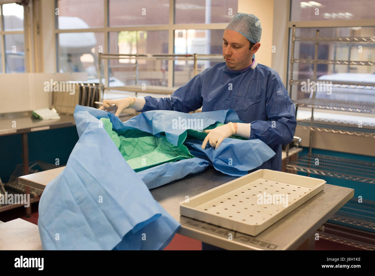 Gli strumenti chirurgici vengono puliti e sterilizzati presso un ospedale da uno strumento chirurgico società sterilizzante Foto Stock