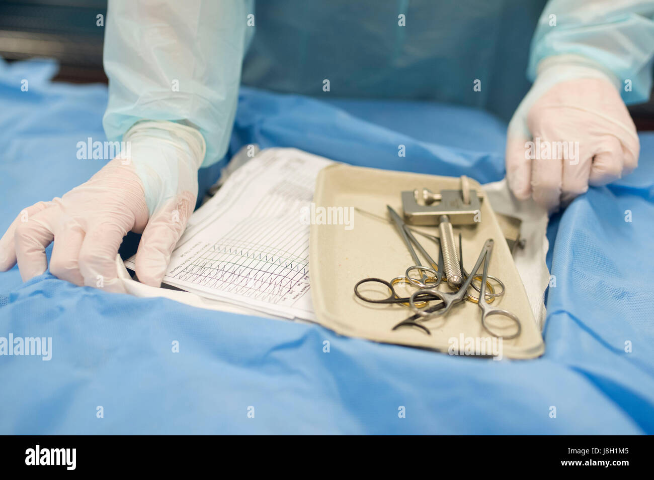 Gli strumenti chirurgici vengono puliti e sterilizzati presso un ospedale da uno strumento chirurgico società sterilizzante Foto Stock