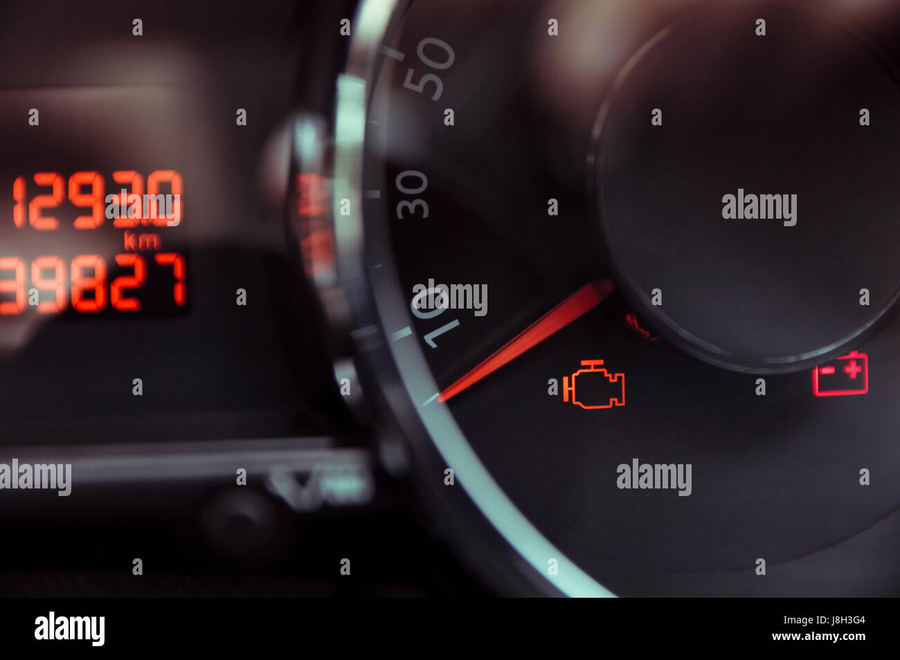 Spia di verifica del motore. Cruscotto di automobile in primo piano Foto Stock