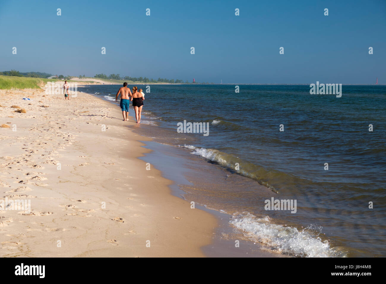 Sun bagnanti a piedi la spiaggia di Muskegon parco statale, Michigan. Foto Stock