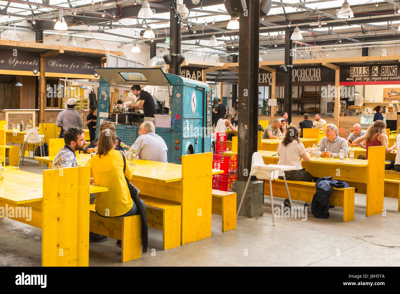 Mercato metropolitano, una carta in disuso fabbrica in Elephant and Castle, è ora un spazio di mercato e di stile di vita domestica del mozzo per chioschi, negozi e bar Foto Stock