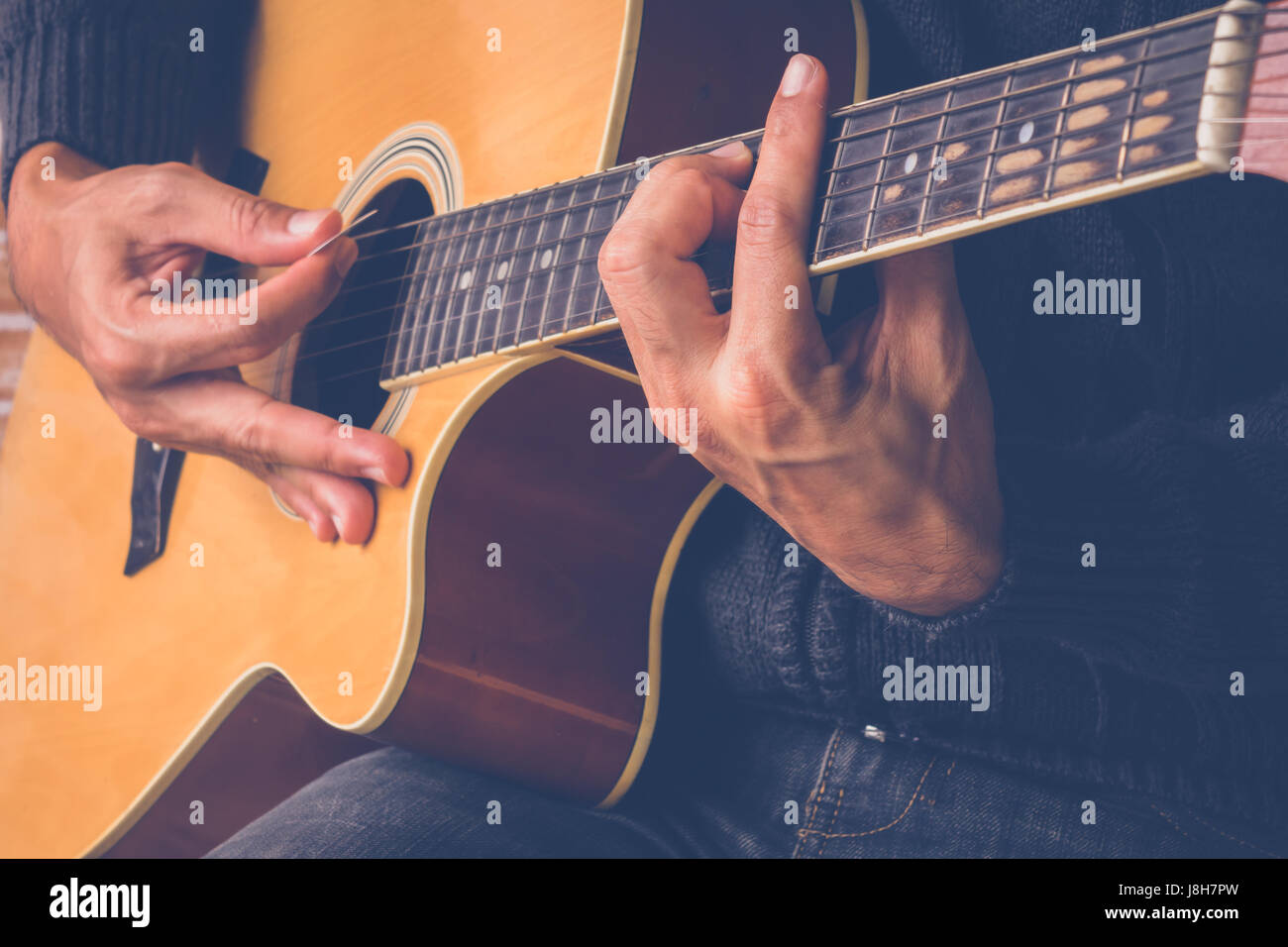 Il chitarrista svolge un bella finger Foto Stock