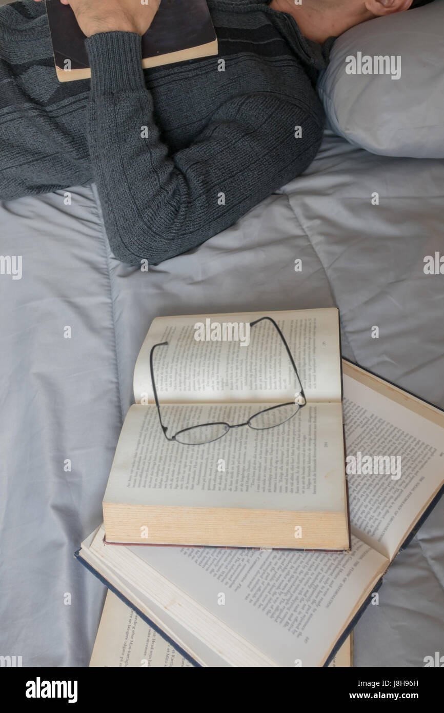 Uomo dorme, la lettura e il sonno Foto Stock