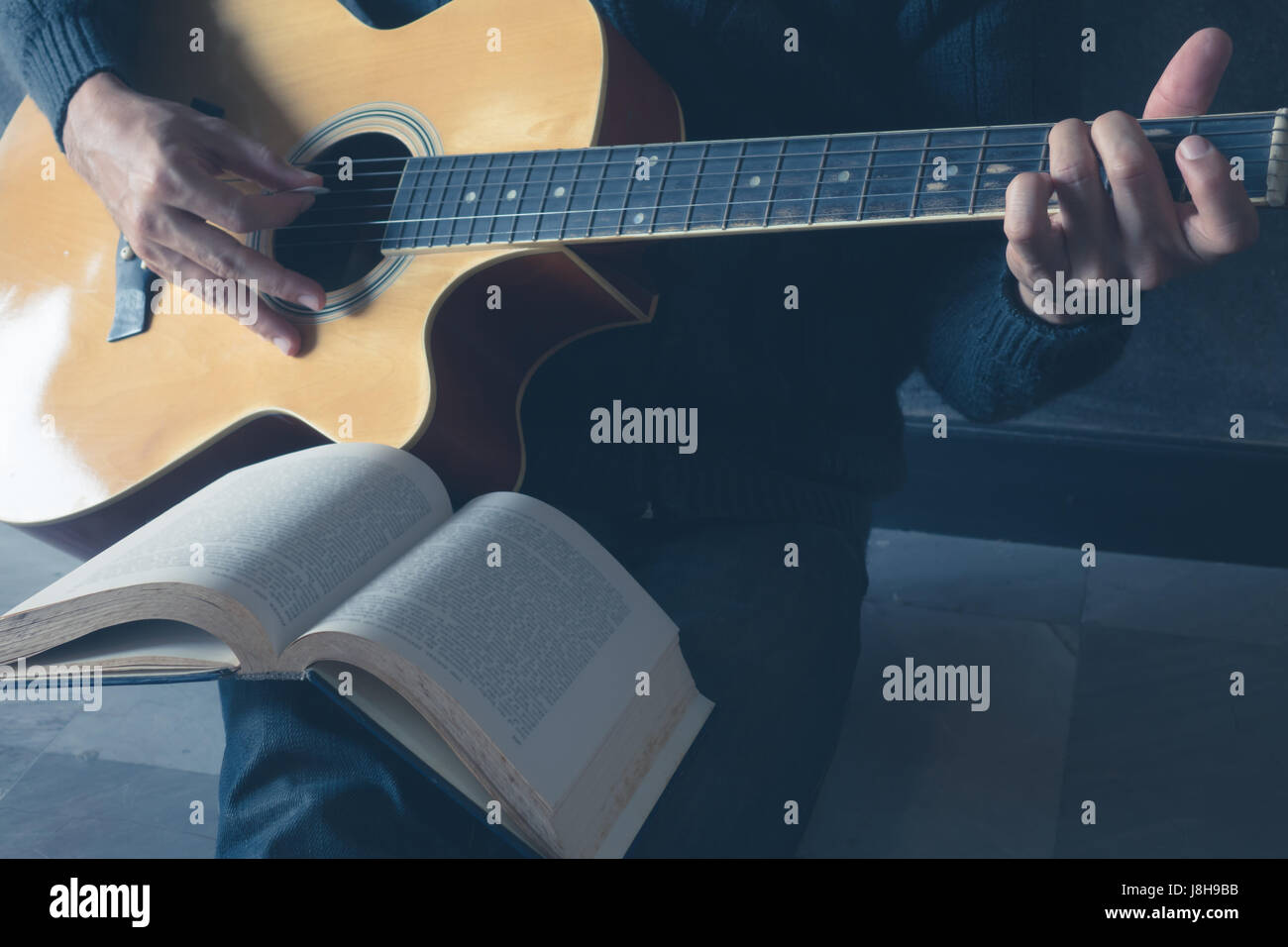 Suonare la chitarra scrivere musica canzone prova Foto Stock
