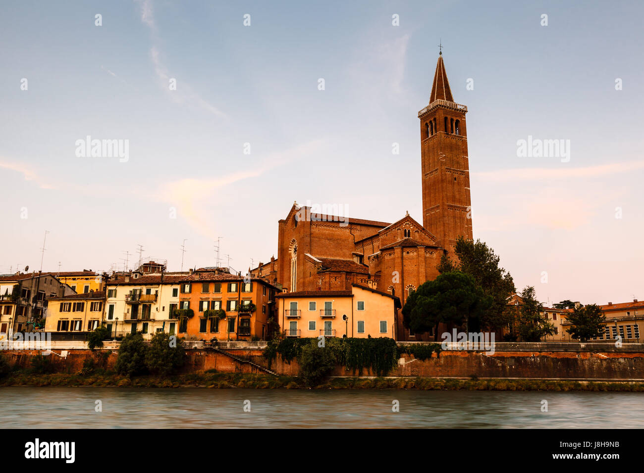 Il campanile di Santa Anastasia in Verona al mattino, Veneto, Italia Foto Stock