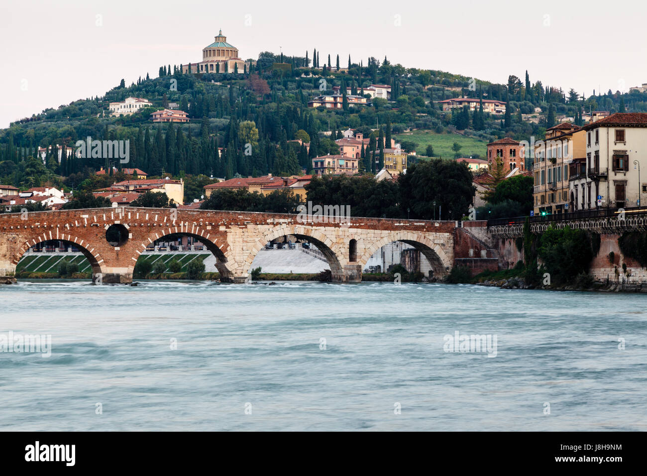 Vista del fiume Adige e San Pietro ponte in Verona, Veneto, Italia Foto Stock