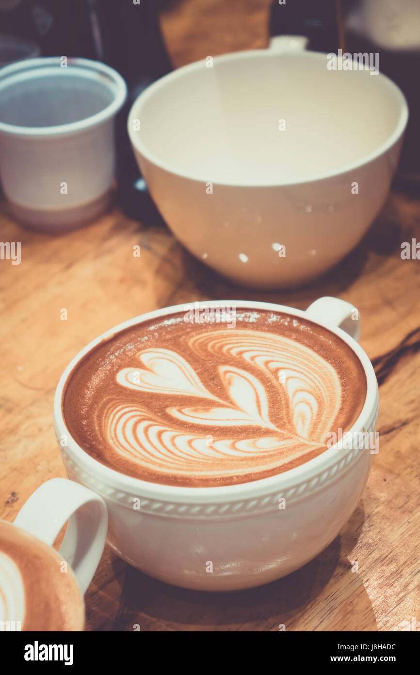Tazza di caffè con latte belle forme d'arte. Foto Stock