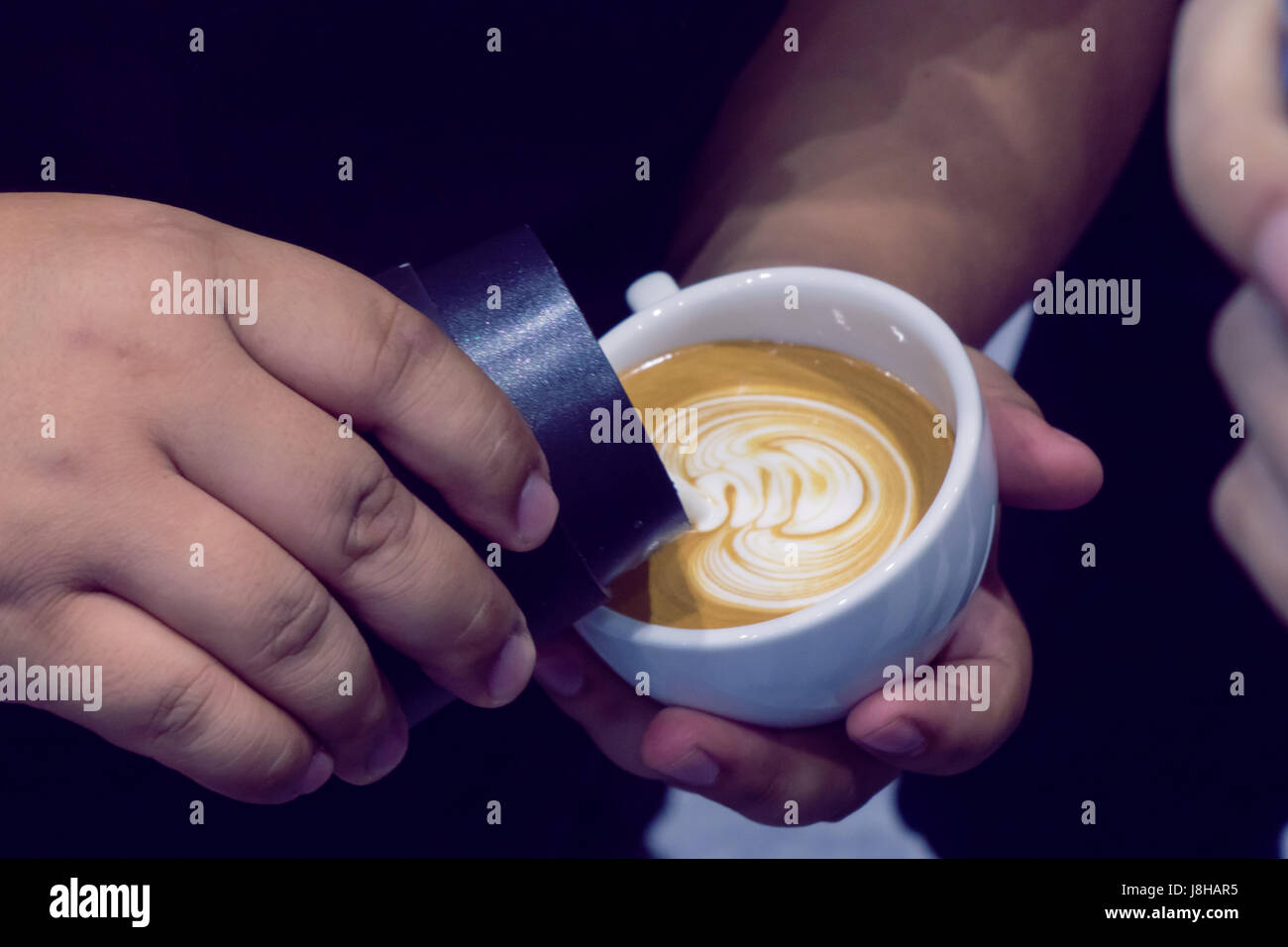 Il processo di fare il caffè tazza di caffè con latte belle forme d'arte. Foto Stock