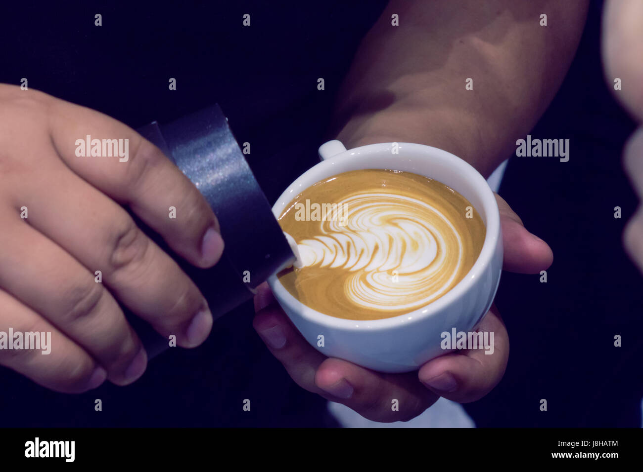 Il processo di fare il caffè tazza di caffè con latte belle forme d'arte. Foto Stock