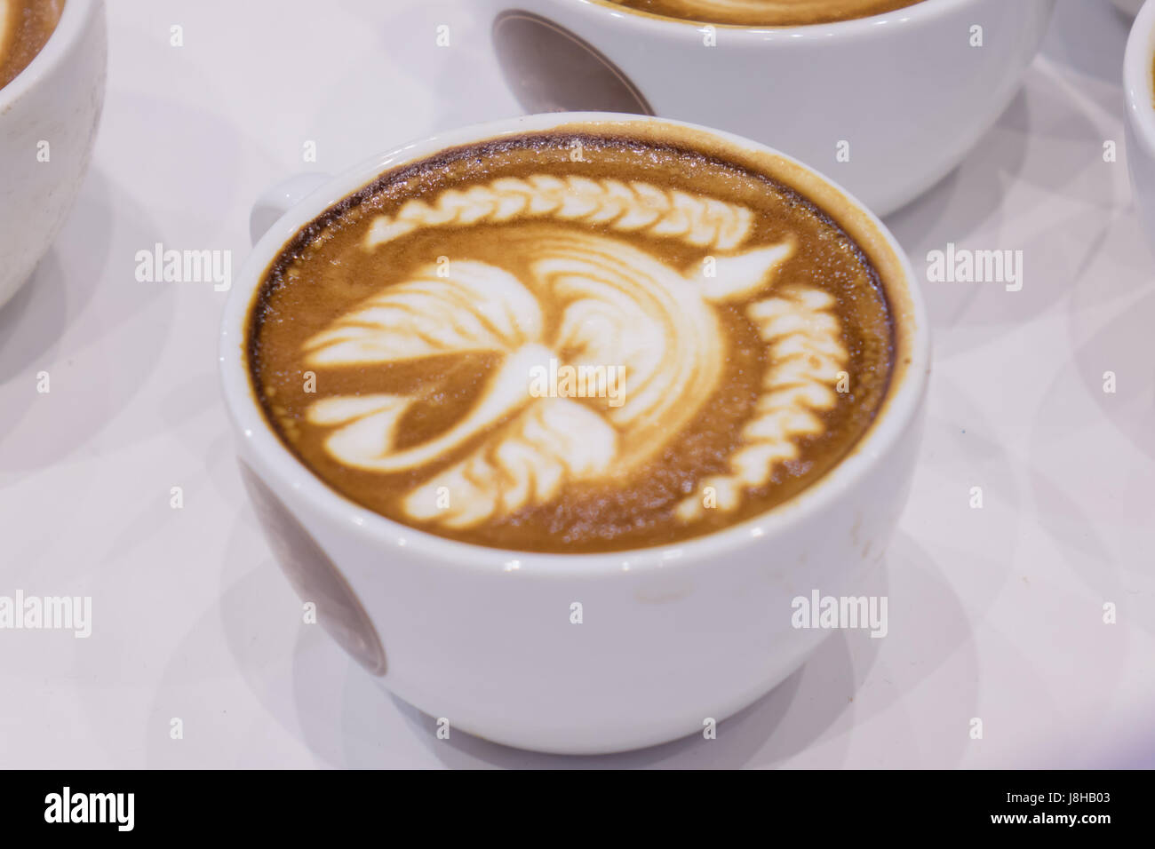 Tazza di caffè con latte belle forme d'arte. Foto Stock