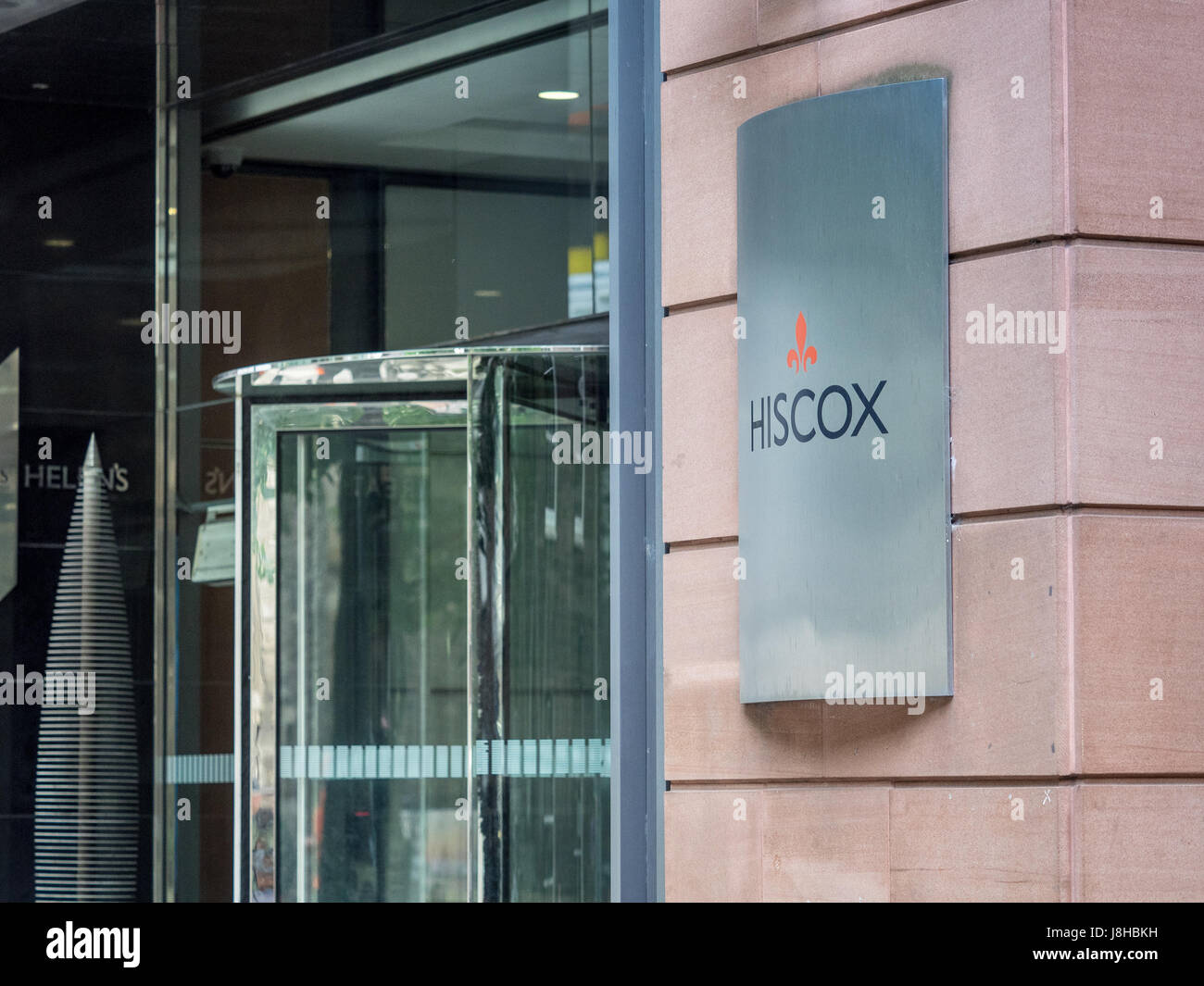 Ingresso al Hiscox uffici di assicurazione nella City di Londra, il quartiere finanziario di Londra. Foto Stock