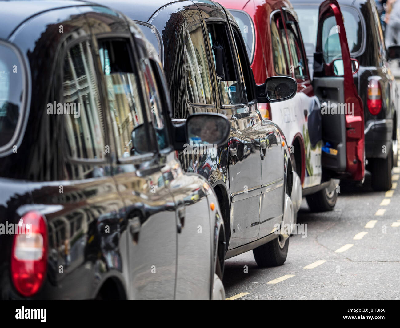 Londra Taxi taxi neri in coda per i passeggeri a Londra Centrale Stazione ferroviaria Foto Stock