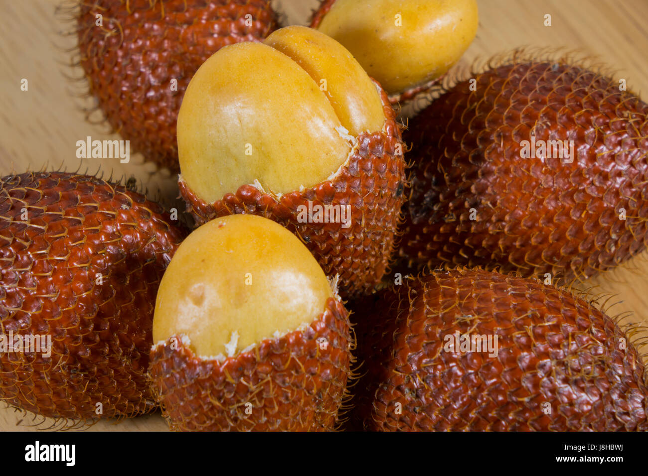 Close up salak frutto ( Salacca zalacca) su uno sfondo di legno Foto Stock