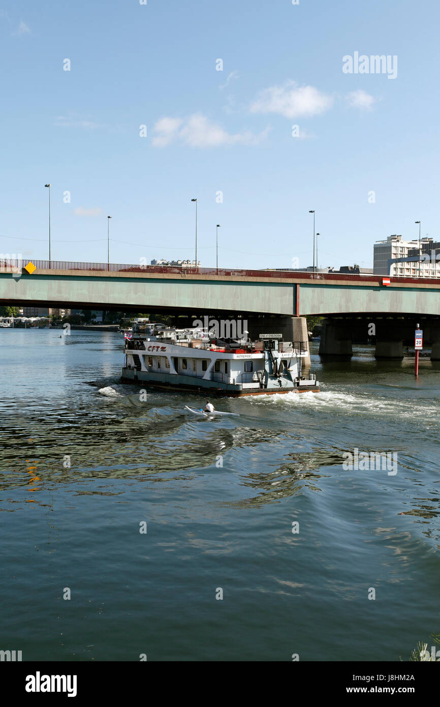 CFT spedizione e intrusione logisitcs sul Fiume Senna, Parigi, Francia. Fiume industriali azienda di trasporti, basato a Le Havre. Foto Stock