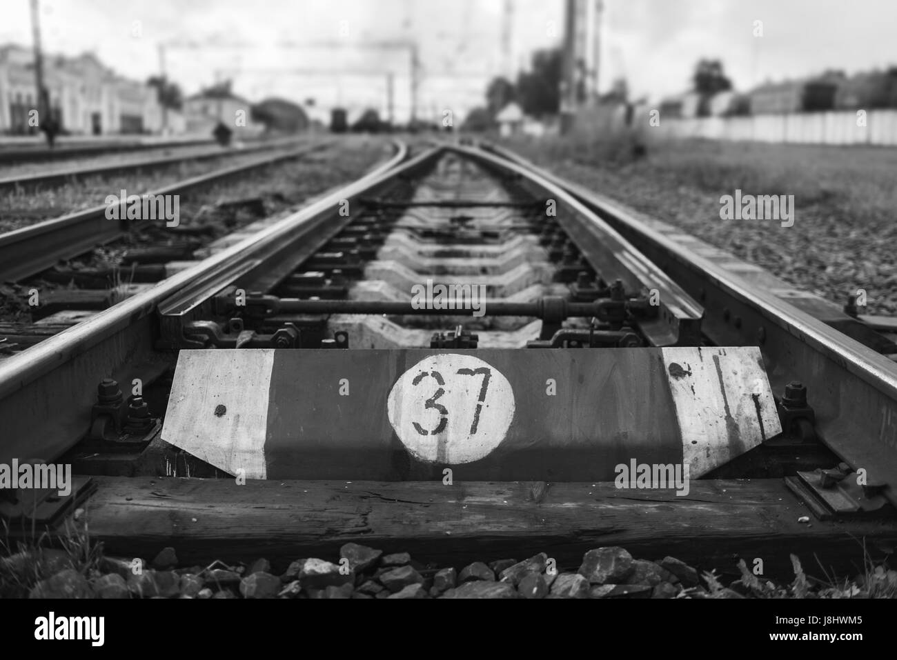 Linea ferroviaria con i suoi elementi, con effetto bianco e nero, Ucraina Foto Stock