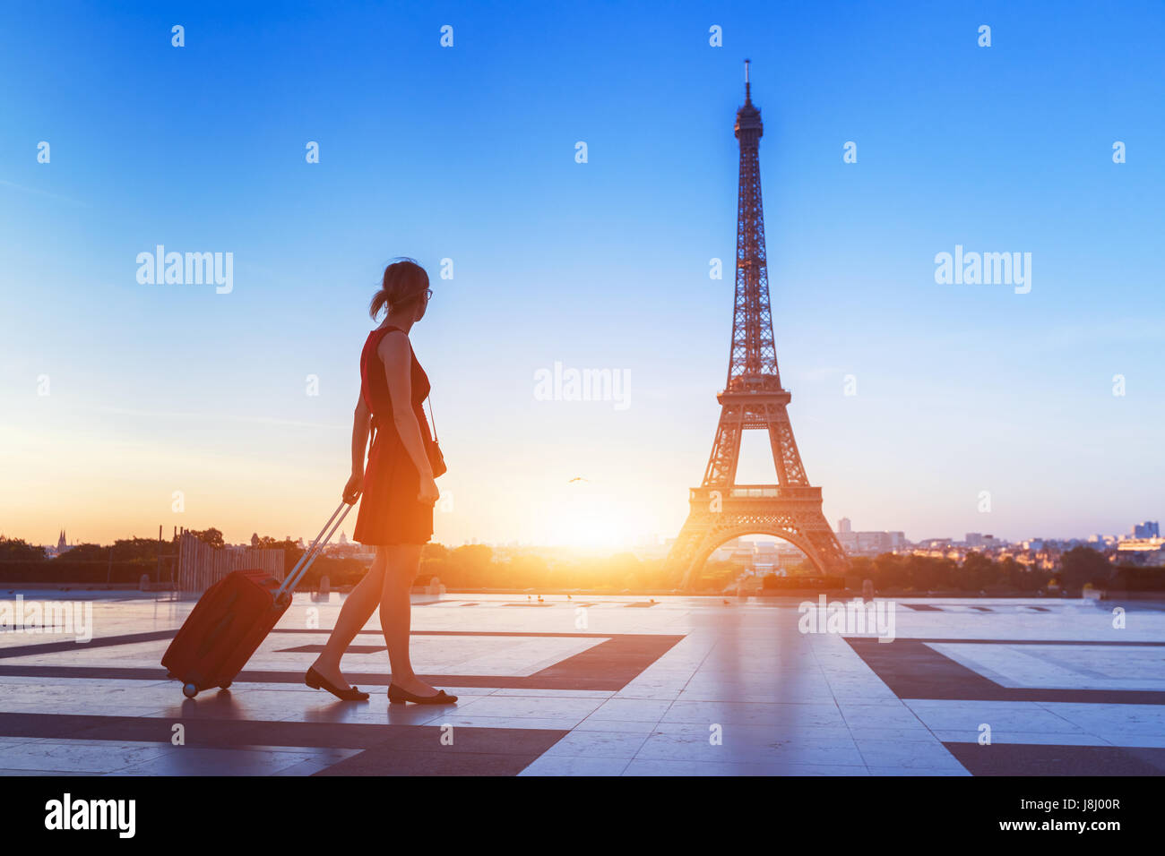Silhouette di un turista a piedi con una valigia su Trocadero davanti alla Torre Eiffel, Parigi, Francia Foto Stock