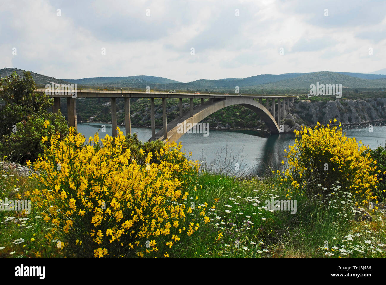 Sibenik,la strada costiera ponte sopra il fiume krka Foto Stock