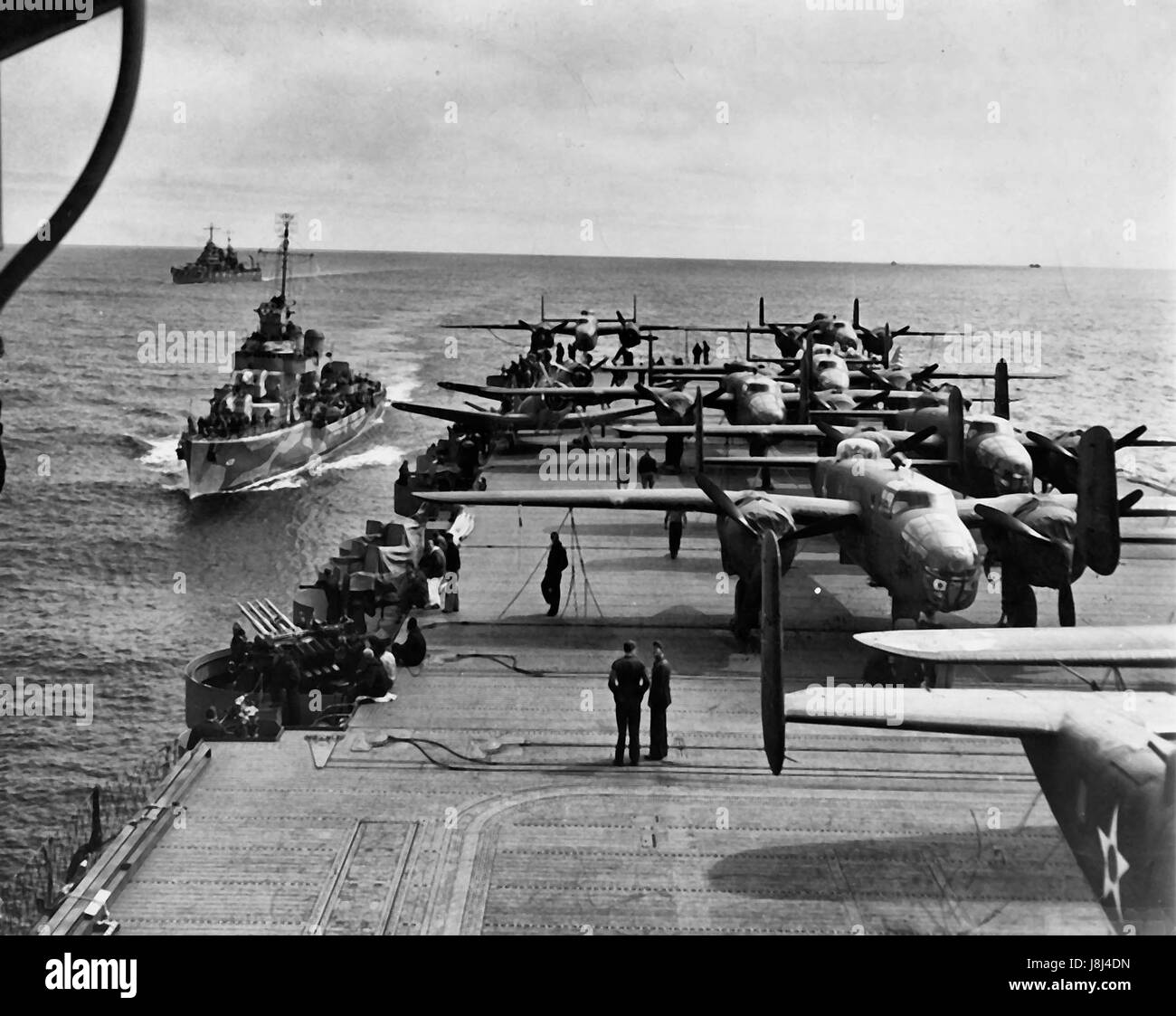 Vista del dopo la parte del ponte di volo dell'U.S. Navy portaerei USS Hornet (CV-8) durante il 'Doolittle Raid' il 18 aprile 1942. Foto Stock