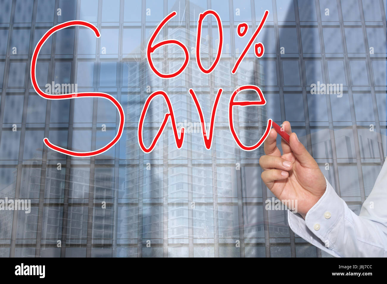 La mano di un imprenditore disegnati a mano una parola di risparmiare il 60% di concetto di presentazione e di applicazione per il tuo business. Foto Stock