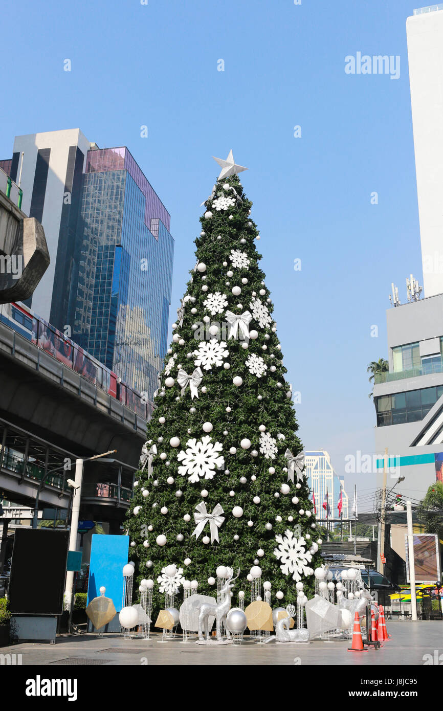 Grande albero di Natale decorazioni nel centro cittadino di Bangkok,Anno Nuovo Festival in Thailandia. Foto Stock