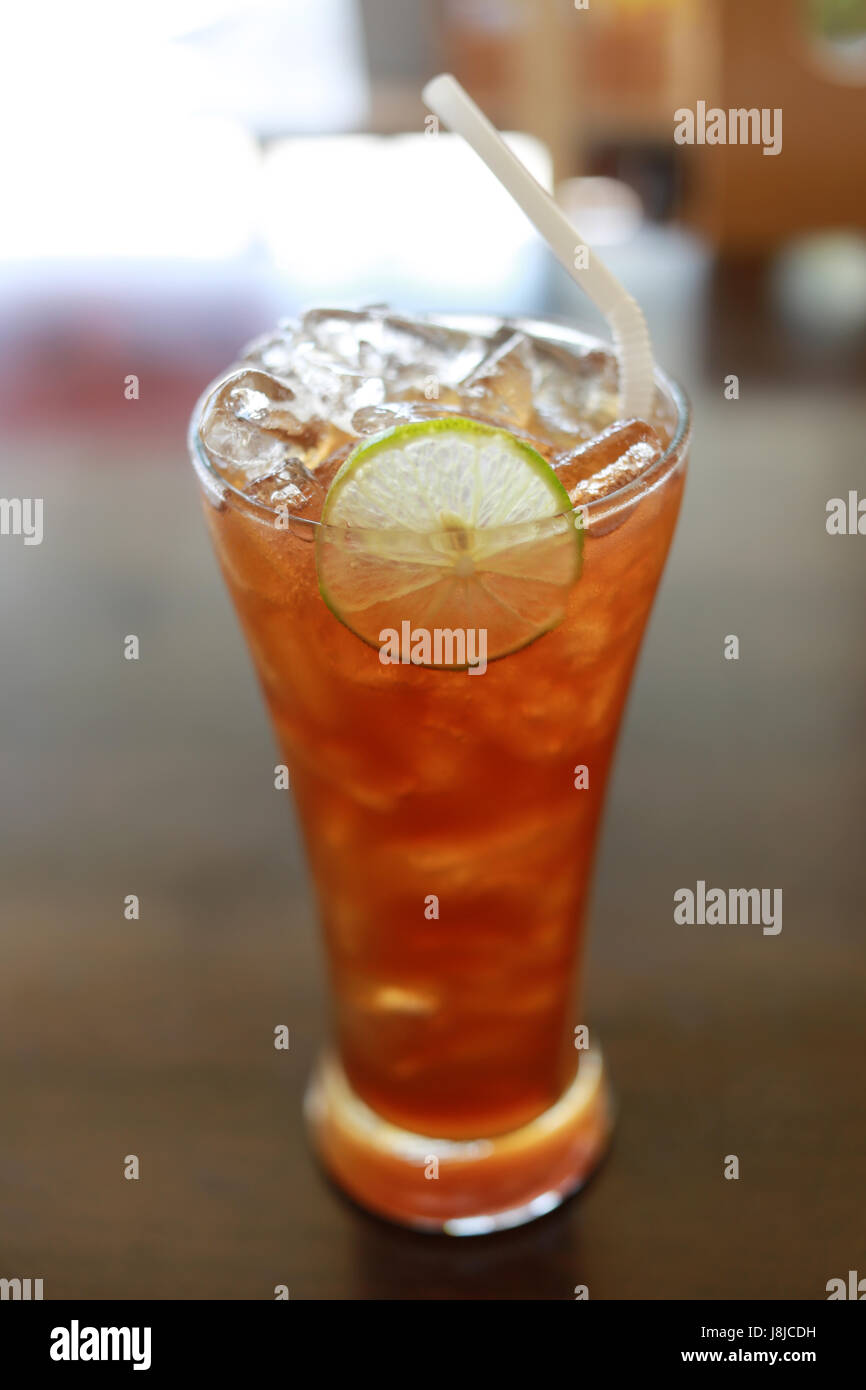 Bicchiere di limone ghiacciato tè sulla tabella degli alimenti in un cafe'. Foto Stock