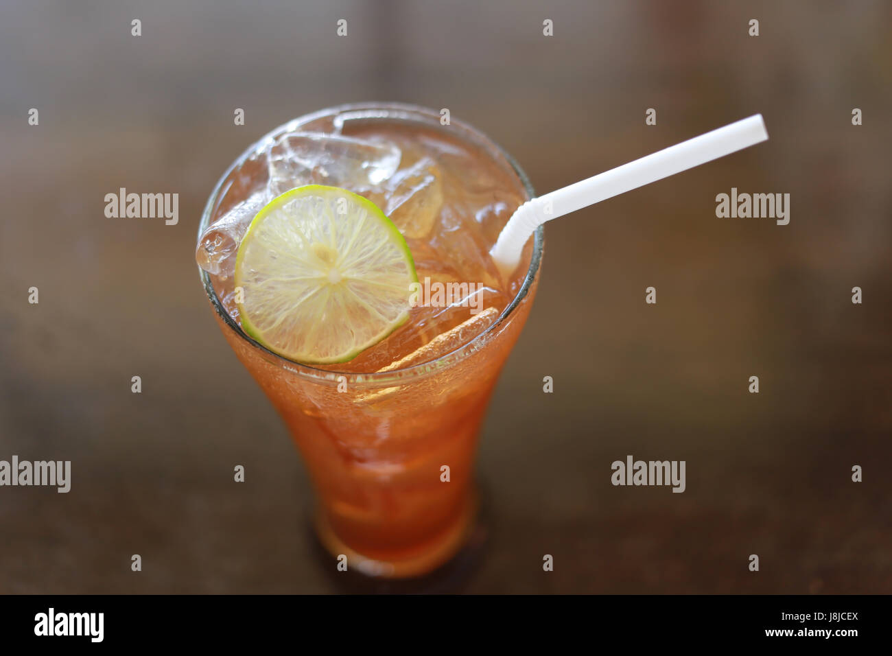 Bicchiere di limone ghiacciato tè sulla tabella degli alimenti in un cafe'. Foto Stock