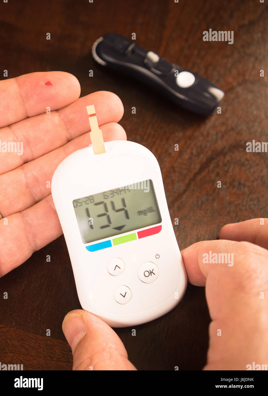 Tester digitale indica la presenza di un livello di glucosio nel sangue di 134 Foto Stock
