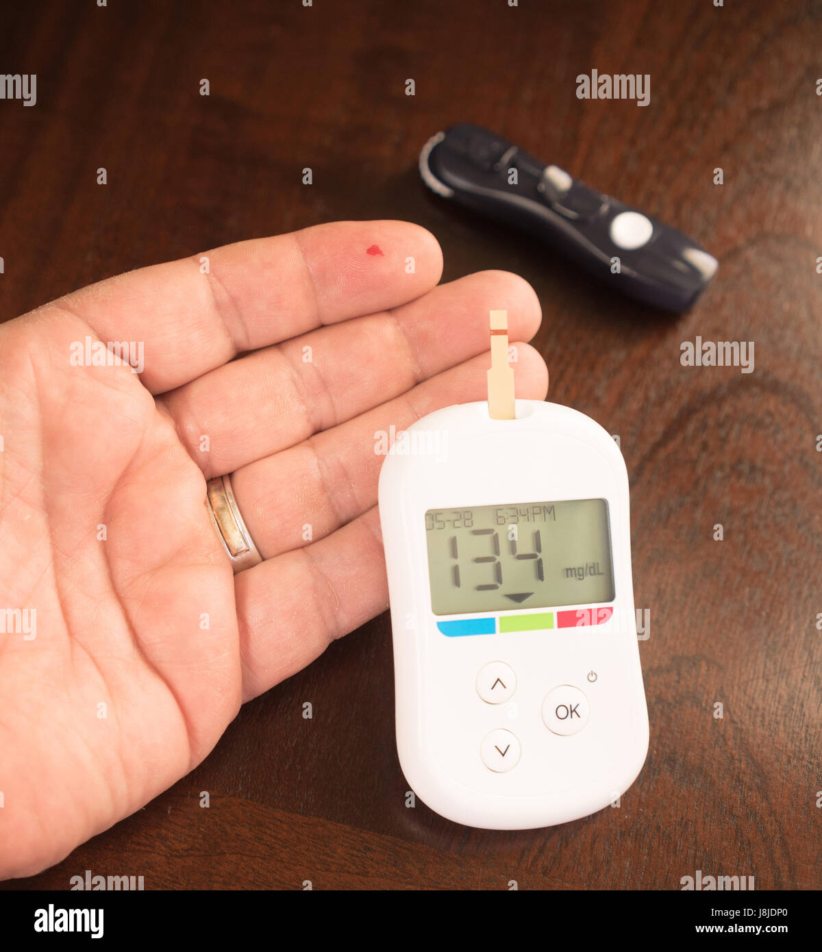 Tester digitale indica la presenza di un livello di glucosio nel sangue di 134 Foto Stock