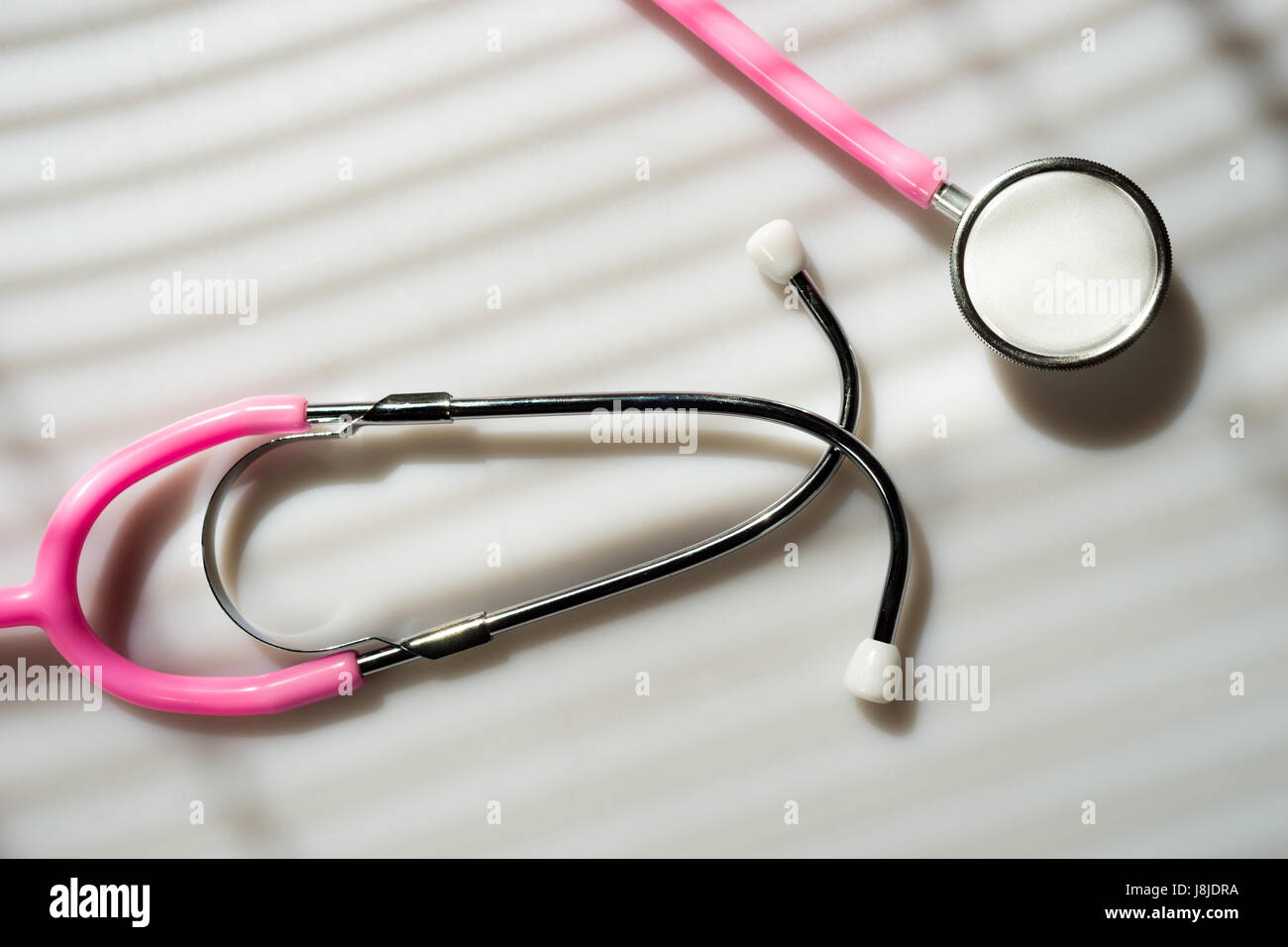 La luce della finestra lavato su uno stetoscopio in ufficio medici Foto Stock