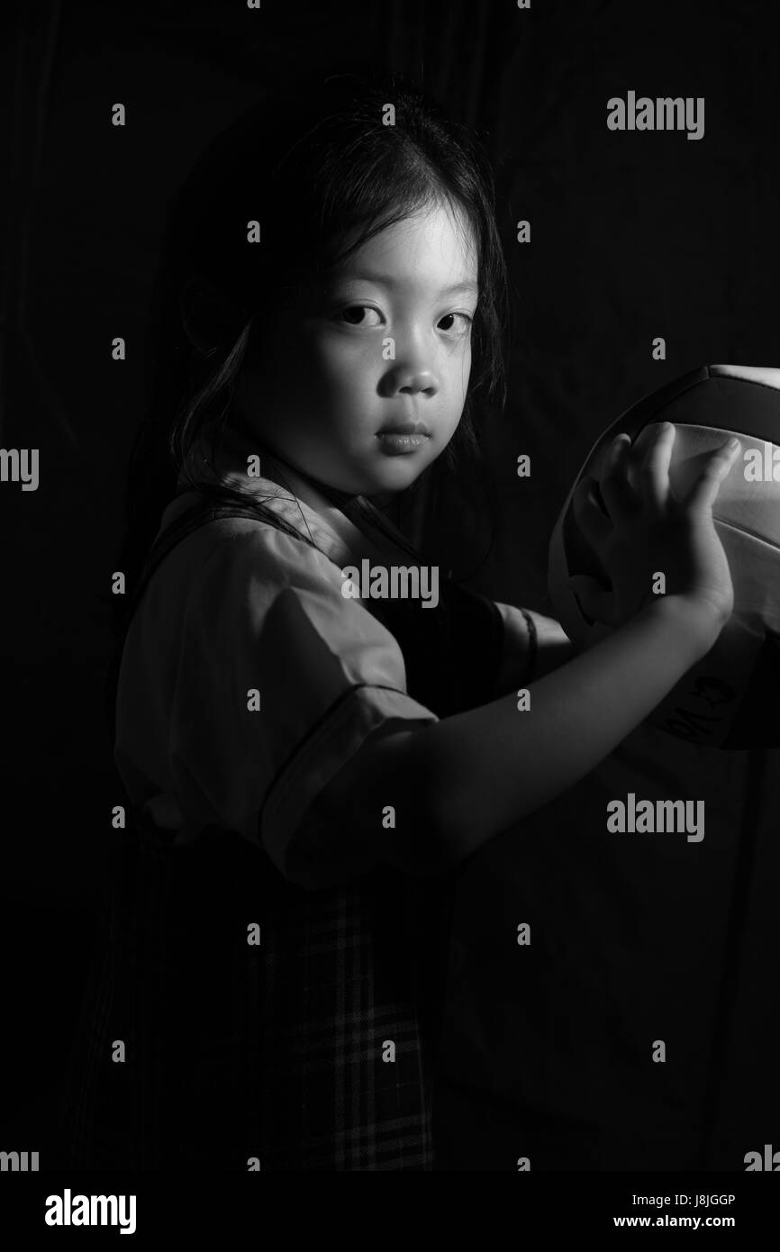 Bianco e nero ritratto di determinato ragazzo asiatico per la concorrenza. Foto Stock
