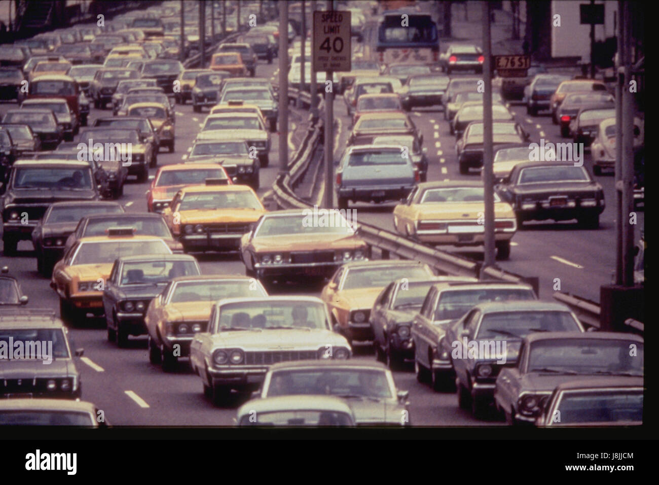 A metà degli anni settanta American il traffico della città Foto Stock