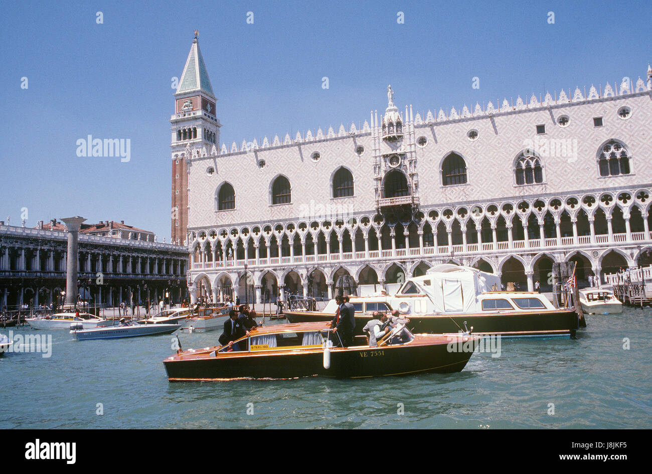 Sicurezza italiana al personale di utilizzare un taxi acqueo a guardia il Presidente Ronald Reagan barge durante la sua visita a Venezia per una sette-nazione vertice economico. Foto Stock