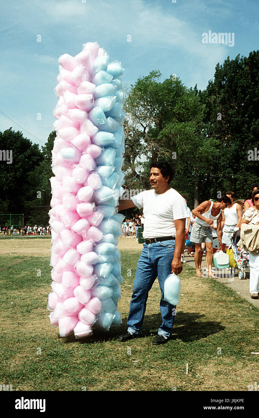 Una caramella di cotone venditore attende i clienti al 1991 Chicago aria e acqua mostrano. Foto Stock