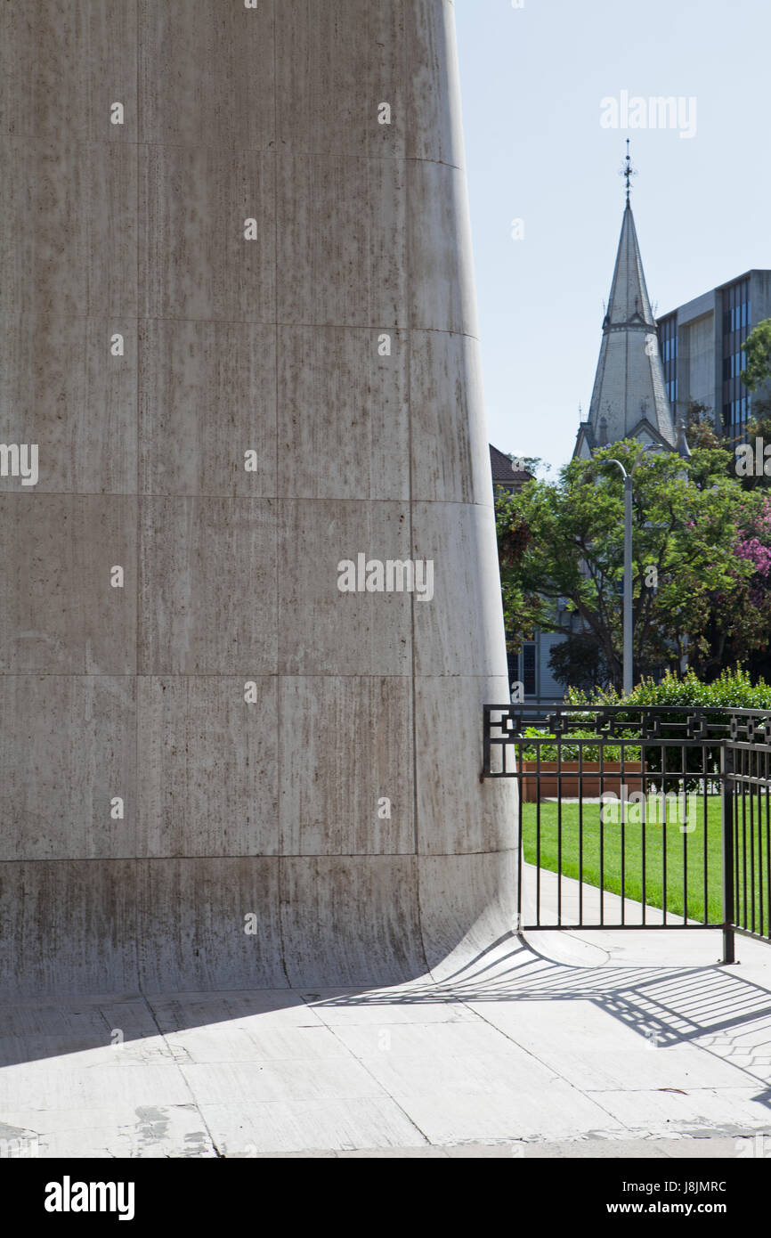 Edificio commerciale e chiesa guglia in Pomona, CA Foto Stock