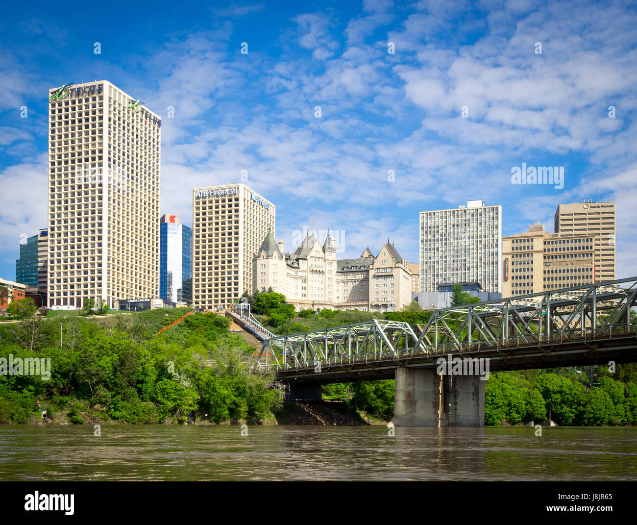 Lo skyline di Edmonton, Alberta, Canada, come si vede dal Nord del Fiume Saskatchewan. Foto Stock
