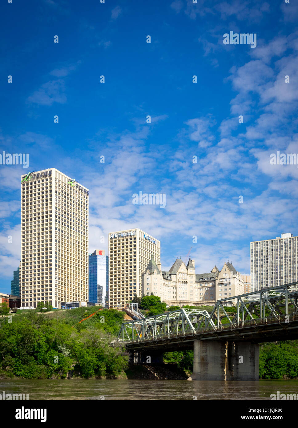 Lo skyline di Edmonton, Alberta, Canada, come si vede dal Nord del Fiume Saskatchewan. Foto Stock