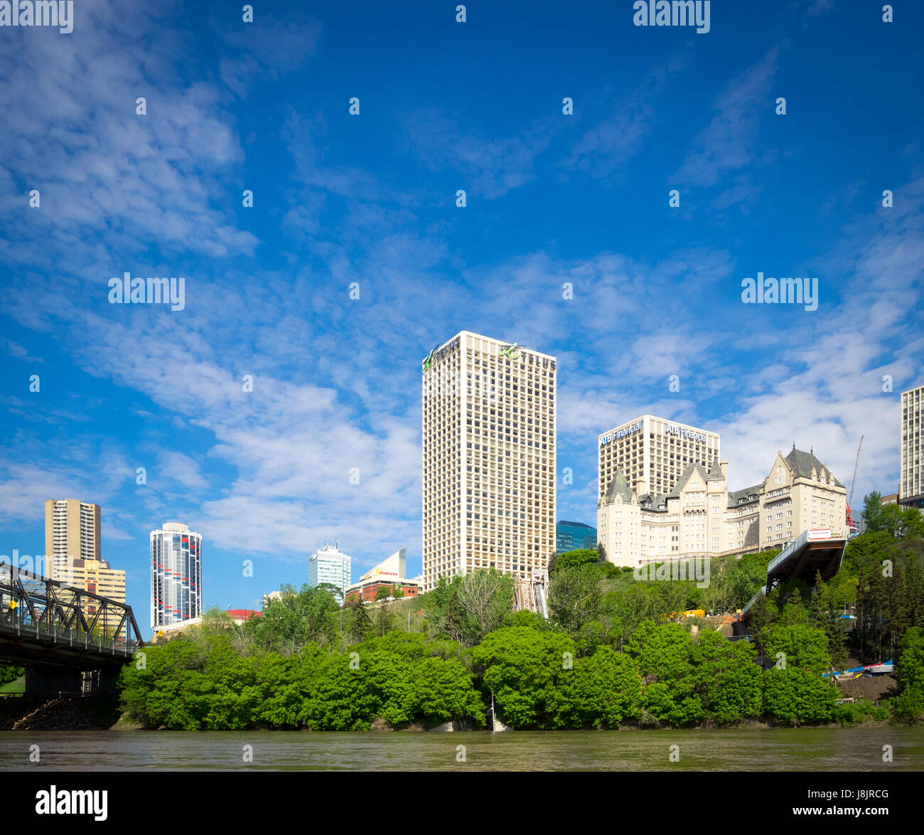 Lo skyline di Edmonton, Alberta, Canada, come si vede dal Nord del Fiume Saskatchewan. Foto Stock