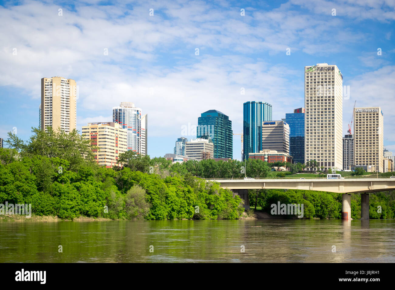 Lo skyline di Edmonton, Alberta, Canada, come si vede dal Nord del Fiume Saskatchewan. Foto Stock