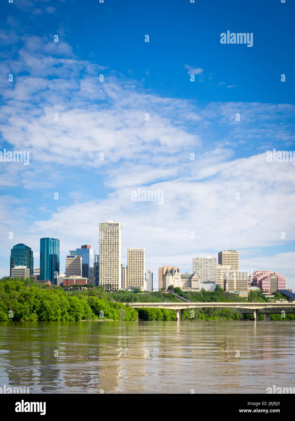 Lo skyline di Edmonton, Alberta, Canada, come si vede dal Nord del Fiume Saskatchewan. Foto Stock